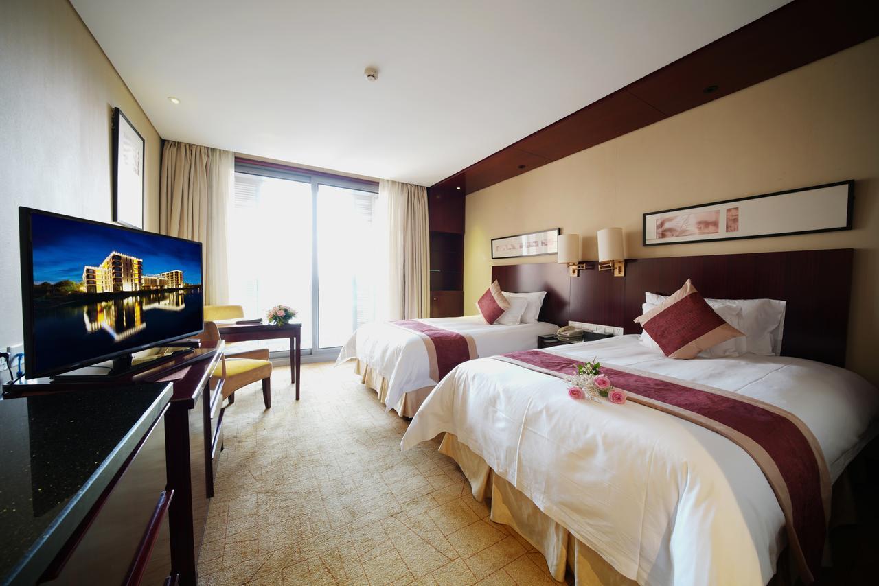 Howard Johnson Plaza Lingang Shanghai Nanhui ภายนอก รูปภาพ
